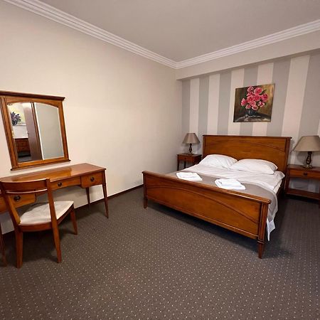 Centrum Konferencyjno-Apartamentowe Mrowka Warschau Buitenkant foto