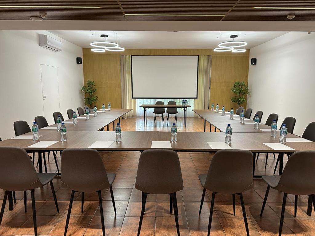 Centrum Konferencyjno-Apartamentowe Mrowka Warschau Buitenkant foto