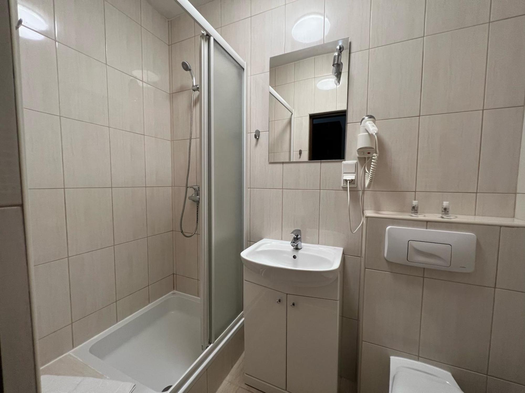Centrum Konferencyjno-Apartamentowe Mrowka Warschau Buitenkant foto