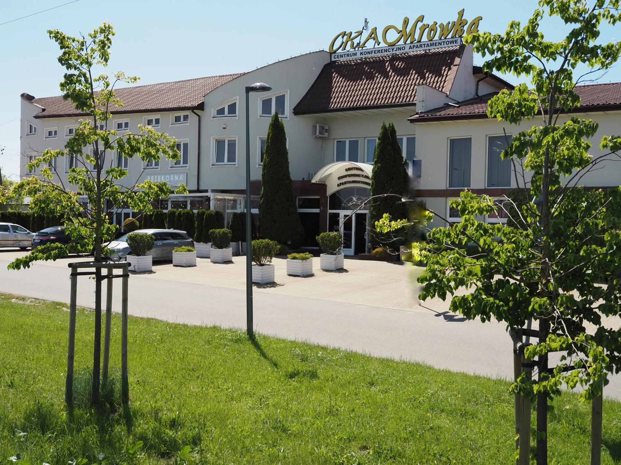 Centrum Konferencyjno-Apartamentowe Mrowka Warschau Buitenkant foto