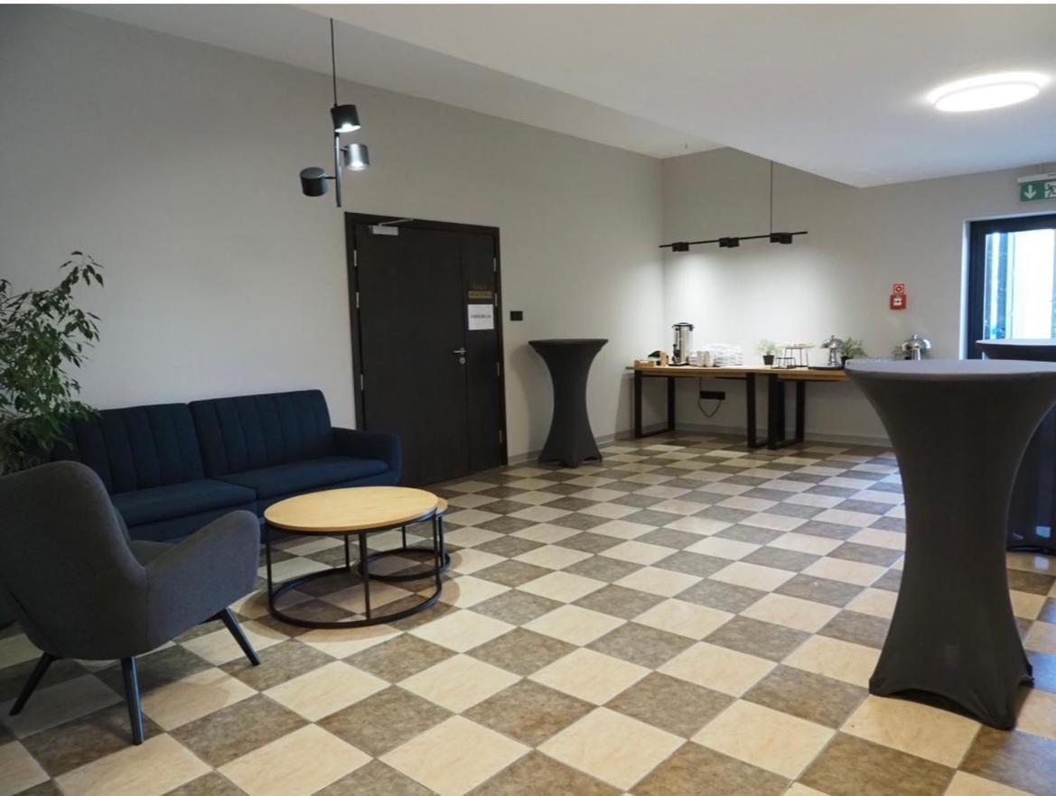 Centrum Konferencyjno-Apartamentowe Mrowka Warschau Buitenkant foto