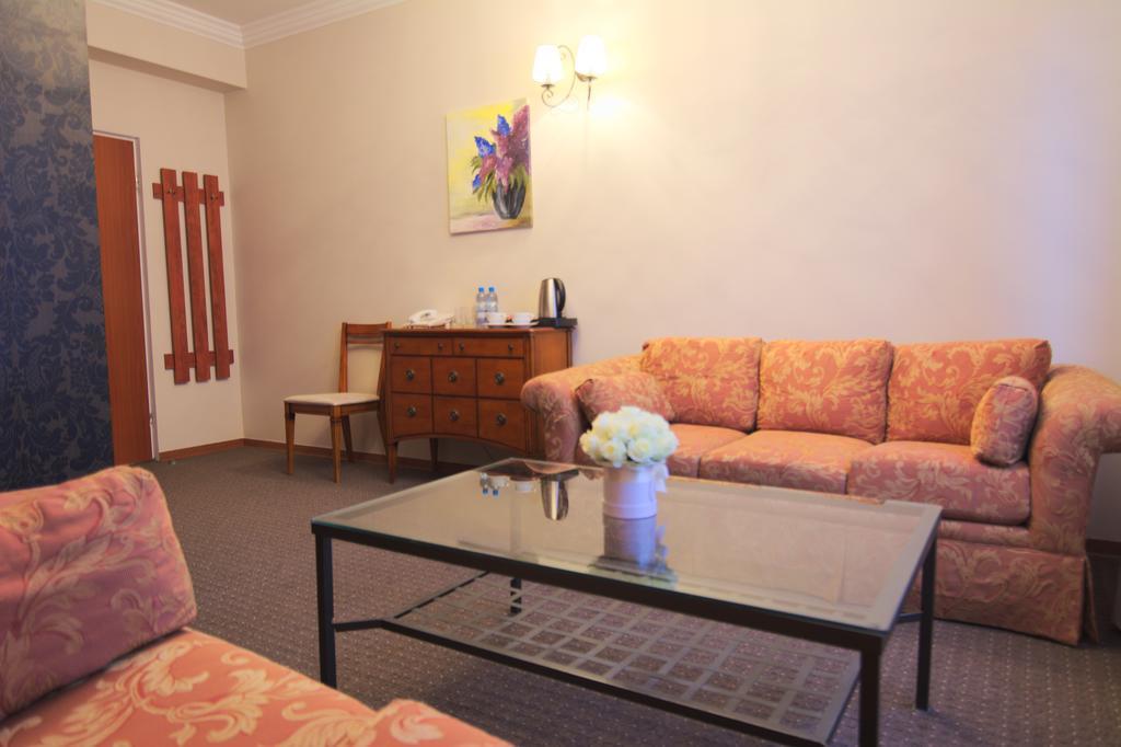 Centrum Konferencyjno-Apartamentowe Mrowka Warschau Buitenkant foto