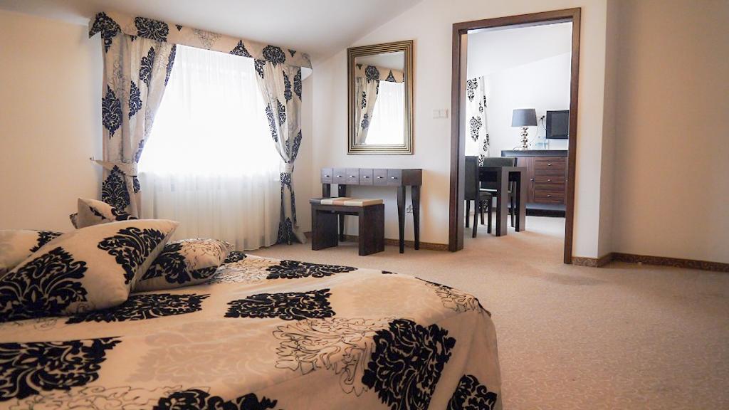 Centrum Konferencyjno-Apartamentowe Mrowka Warschau Buitenkant foto