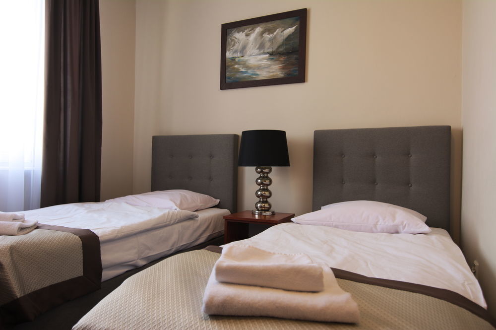 Centrum Konferencyjno-Apartamentowe Mrowka Warschau Buitenkant foto