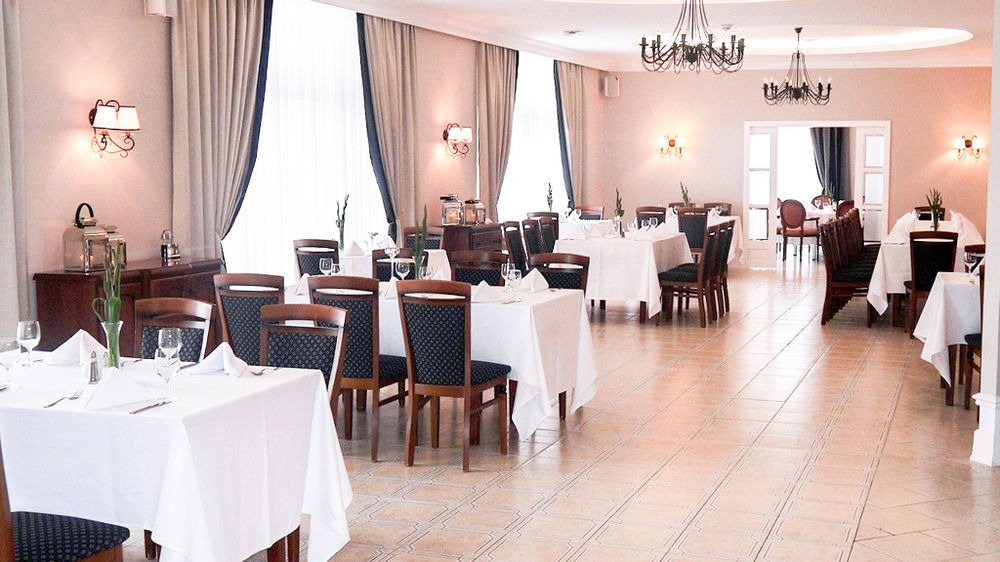 Centrum Konferencyjno-Apartamentowe Mrowka Warschau Buitenkant foto