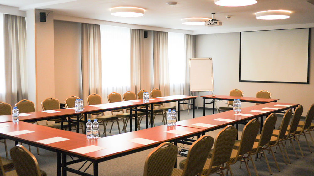 Centrum Konferencyjno-Apartamentowe Mrowka Warschau Buitenkant foto