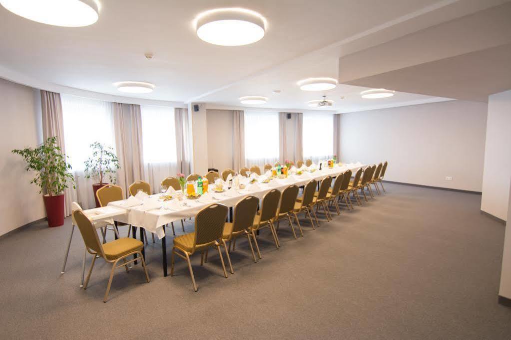 Centrum Konferencyjno-Apartamentowe Mrowka Warschau Buitenkant foto