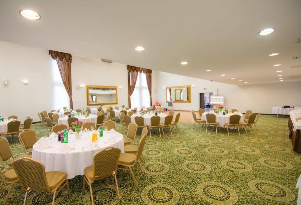 Centrum Konferencyjno-Apartamentowe Mrowka Warschau Buitenkant foto