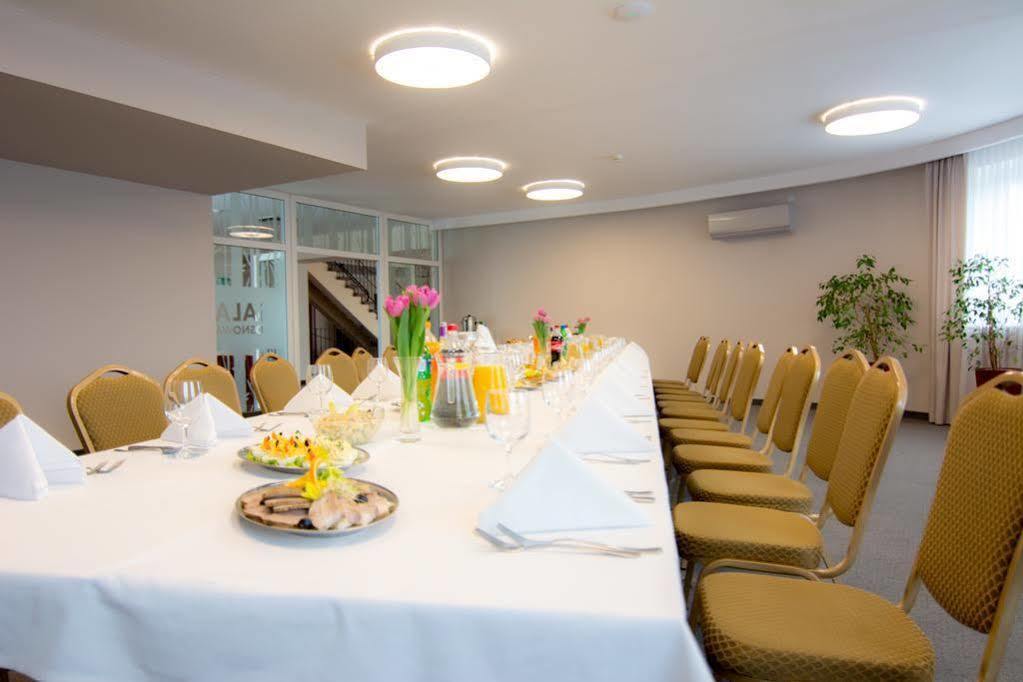 Centrum Konferencyjno-Apartamentowe Mrowka Warschau Buitenkant foto