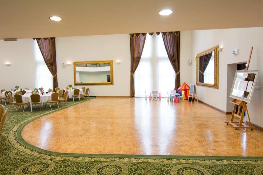 Centrum Konferencyjno-Apartamentowe Mrowka Warschau Buitenkant foto