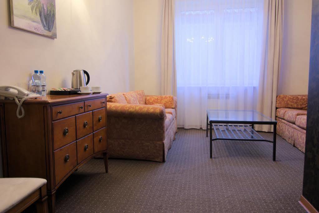 Centrum Konferencyjno-Apartamentowe Mrowka Warschau Buitenkant foto
