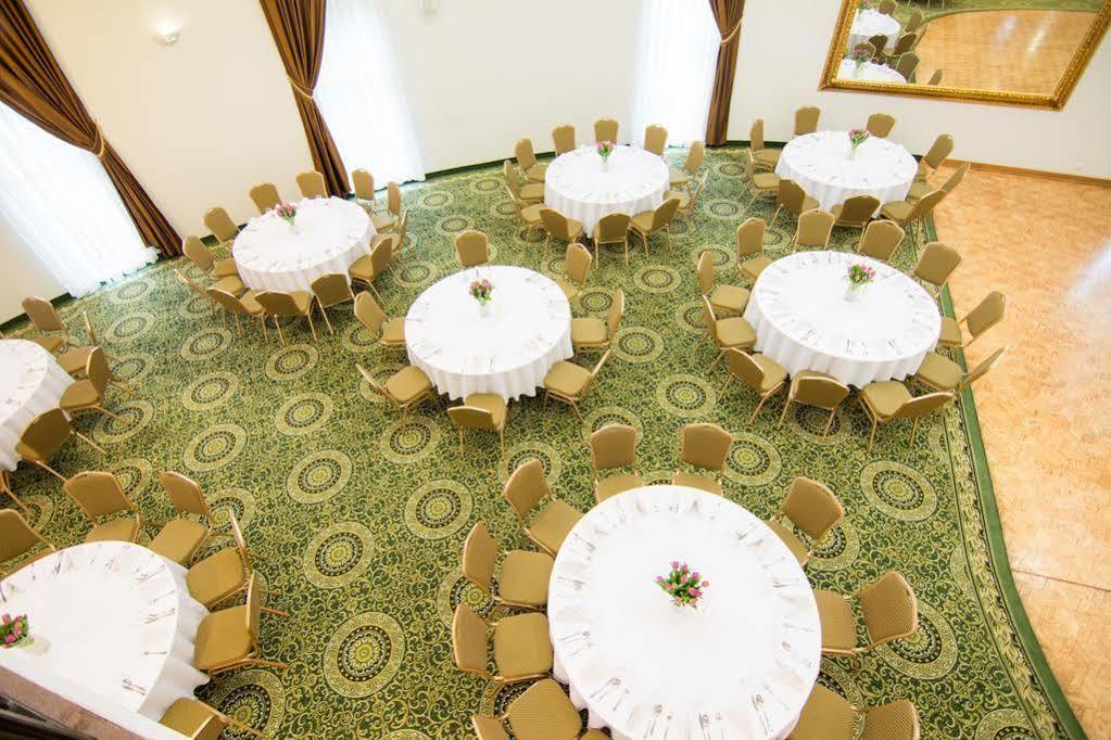 Centrum Konferencyjno-Apartamentowe Mrowka Warschau Buitenkant foto