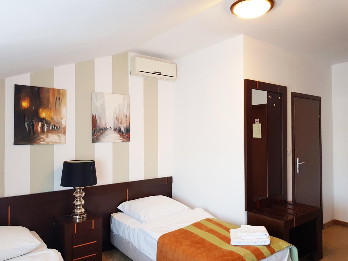 Centrum Konferencyjno-Apartamentowe Mrowka Warschau Buitenkant foto