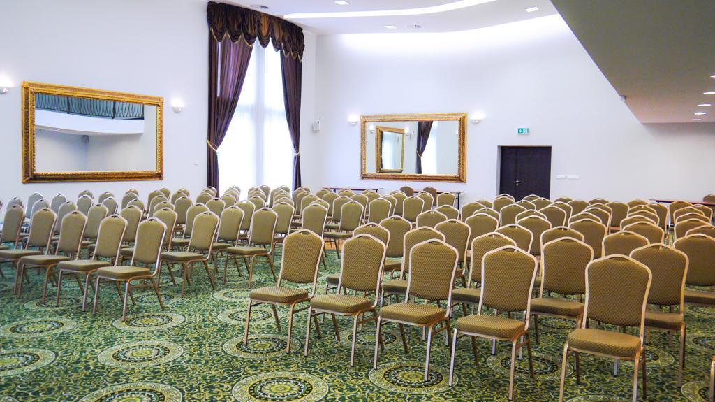 Centrum Konferencyjno-Apartamentowe Mrowka Warschau Buitenkant foto