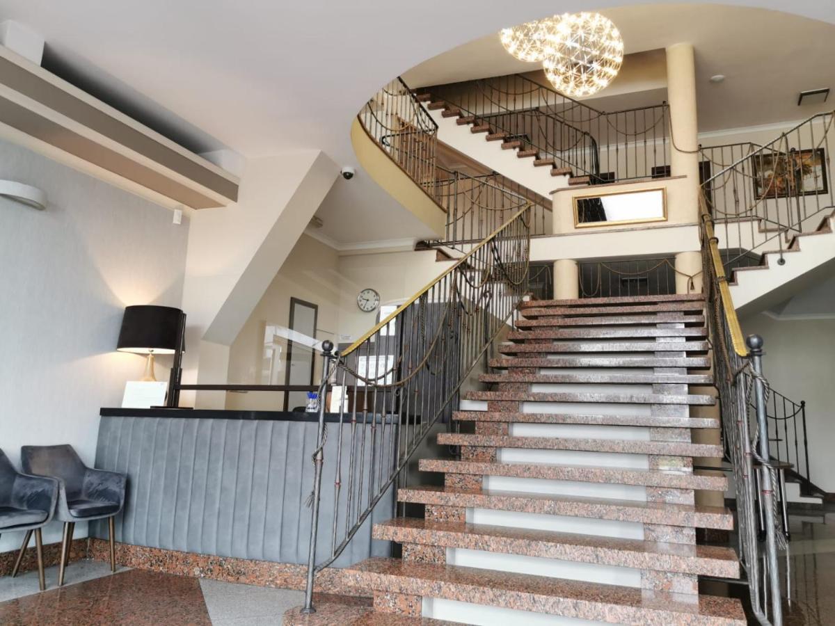 Centrum Konferencyjno-Apartamentowe Mrowka Warschau Buitenkant foto